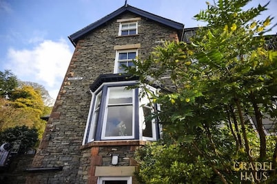 Luxury 2-Bed Apt | Pet & Family Friendly, Parking