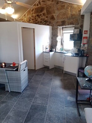 Estudio, 1 habitación, balcón, vista a la ciudad | Interior