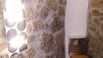 Studio, 1 Bedroom, Balcony, City View | Bathroom