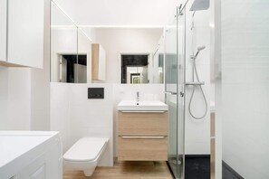 Een douche, een haardroger, shampoo