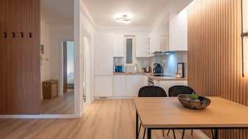 Appartement Design | Cuisine privée | Grand réfrigérateur, micro-ondes, four, plaque de cuisson