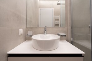 Appartement Design | Salle de bain | Douche, séchoir à cheveux, serviettes fournies, savon