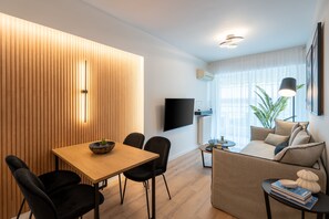 Appartement Design | Coin séjour | TV connectée de 47 pouces avec chaînes par câble