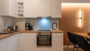 Appartement Design | Cuisine privée | Grand réfrigérateur, micro-ondes, four, plaque de cuisson