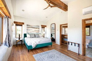 4 soveværelser, skrivebord, strygejern/strygebræt, weekendseng