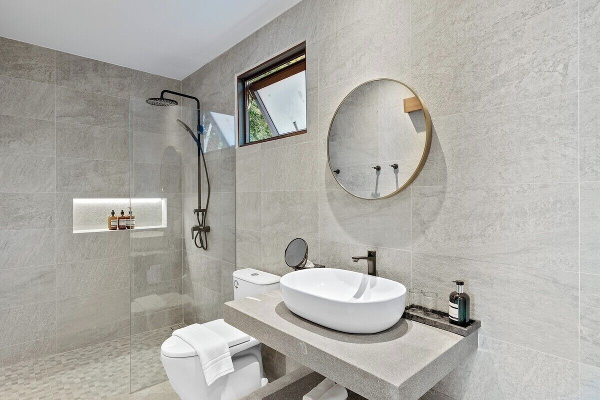 Bruser, hårtørrer, bidet, håndklæder