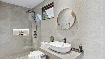 Bruser, hårtørrer, bidet, håndklæder