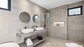 Bruser, hårtørrer, bidet, håndklæder