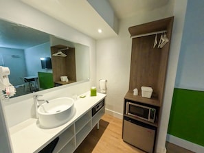 Microwave - Disney Budget Stay | Shuttle + Breakfast + Pool (Kissimmee)