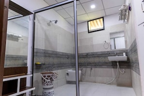 Superior Room | Bathroom - Bright View Cottages (Talala)
