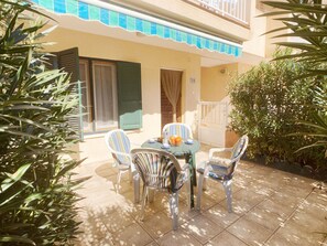 Outdoor dining - Groundfloor with terrace in Plaza Bohemia (La Manga del Mar Menor)