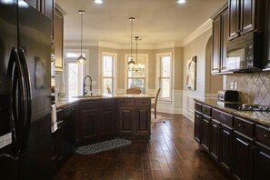 Een koelkast, een microgolfoven, een oven, een kookplaat