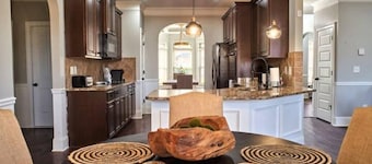 5Br, 3Ba, 10 beds, SuperHost, 5 min to Eisenhower