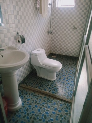 Chambre Simple Deluxe | Salle de bain | Chaussons