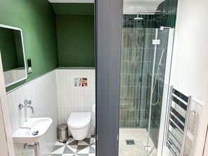 Ducha, cabezal de ducha tipo lluvia, toallas, jabón