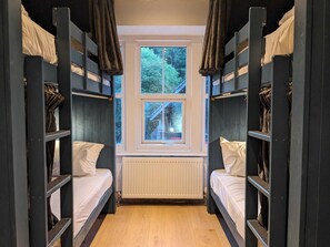 Hypo-allergenic bedding, free WiFi, bed sheets