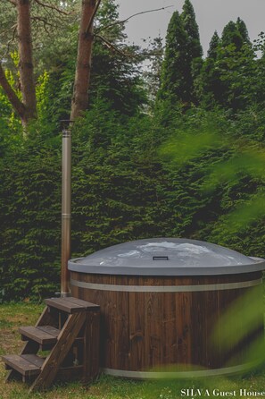 Outdoor spa tub - Wunderbares Anwesen Inmitten von Wäldern (Borsk)