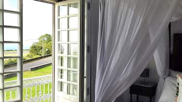 Decoración personalizada, muebles diferentes y cortinas blackout