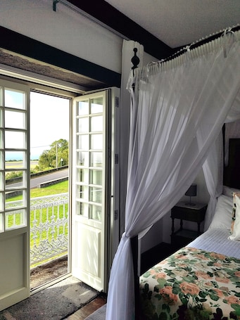 Suíte clássica, vista para o mar | Individualmente decorados, individualmente mobiliados, cortinas blackout. Quinta dos Mistérios