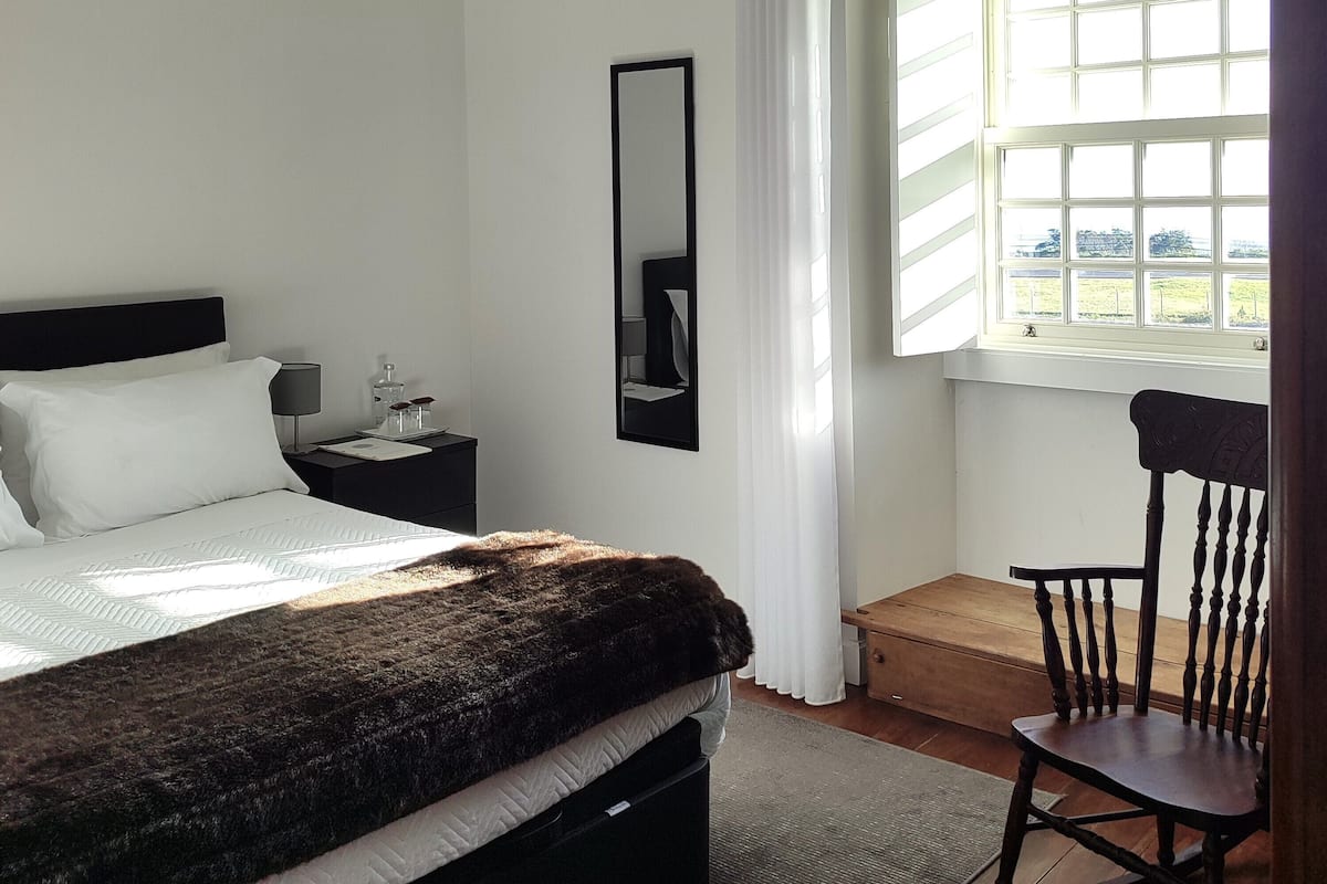 1 bedroom, individually decorated, individually furnished