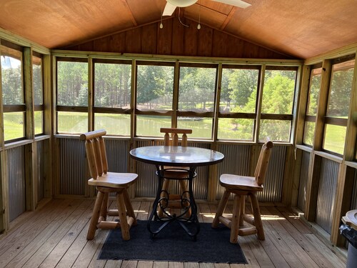 Charming tiny house with AC in delightful Sardis Lake.