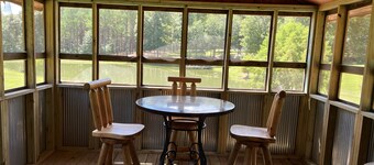 Charming tiny house with AC in delightful Sardis Lake.