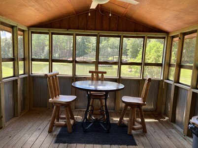 Charming tiny house with AC in delightful Sardis Lake.