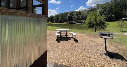 Charming tiny house with AC in delightful Sardis Lake.