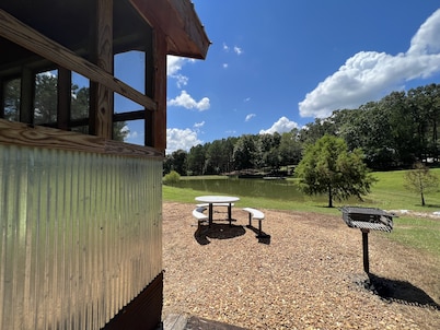 Charming tiny house with AC in delightful Sardis Lake.