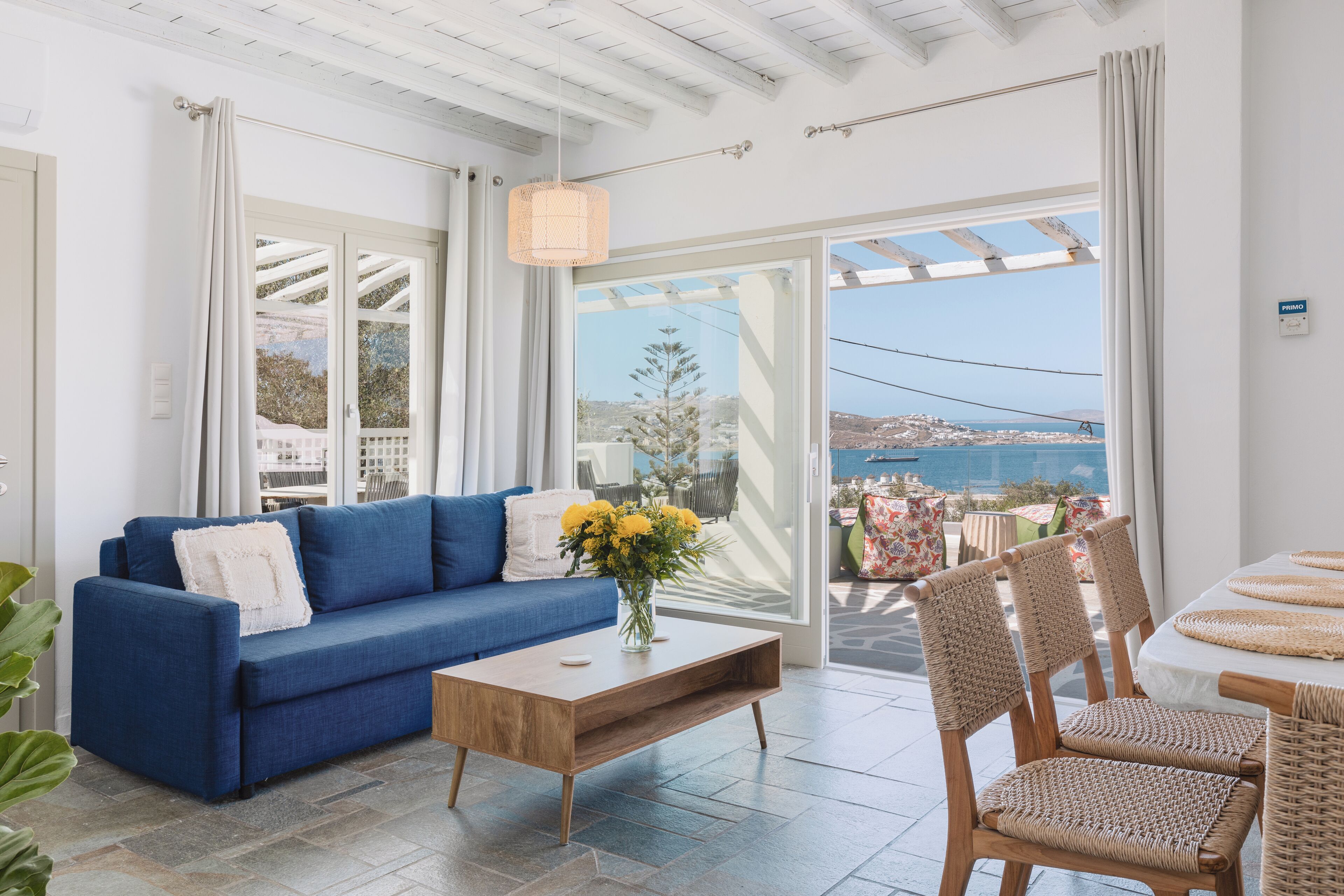 Premium-Apartment, 2 Schlafzimmer | Wohnbereich | 43-Zoll-Smart-TV mit Satellitenempfang