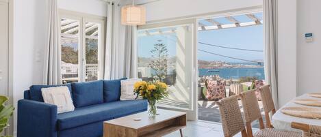 Premium-Apartment, 2 Schlafzimmer | Wohnbereich | 43-Zoll-Smart-TV mit Satellitenempfang