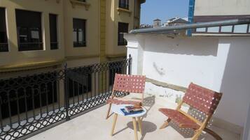 Superior appartement | Privékeuken | Een minikoelkast, een microgolfoven, een vaatwasser