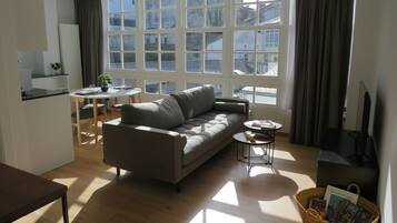 Comfort-Apartment | Wohnbereich | 50-Zoll-Smart-TV mit Digitalempfang