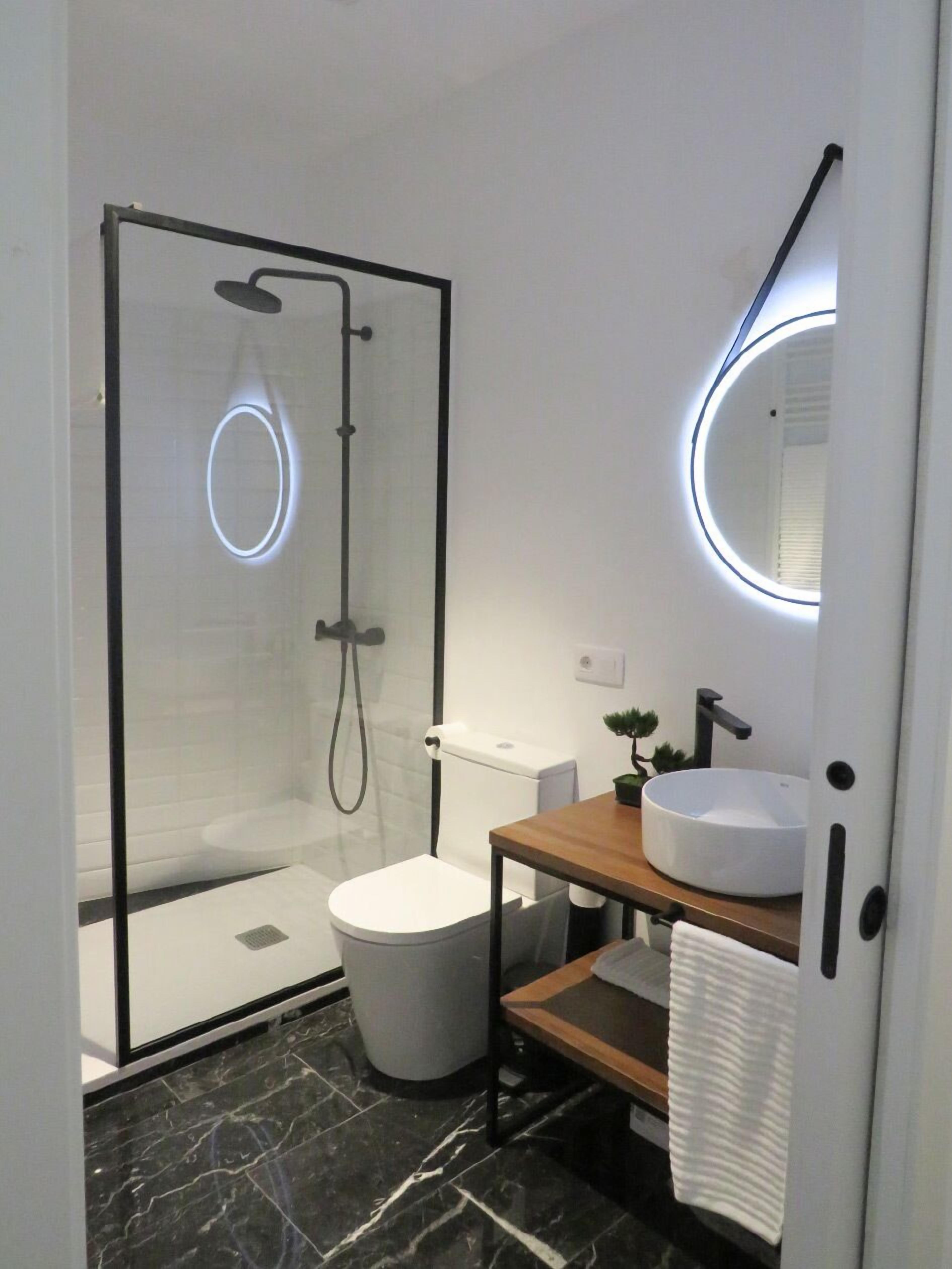 Family Apartment | Bathroom | Shower, rainfall showerhead, hair dryer, towels