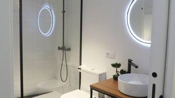 Familienapartment | Badezimmer | Dusche, Regendusche, Haartrockner, HandtĂŒcher