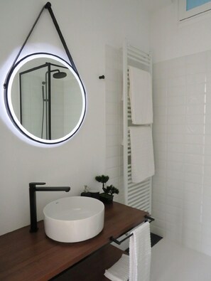 Comfort Apartment | Bathroom | Shower, rainfall showerhead, hair dryer, towels - APARTAMENTOS ARMANYA 3 (Lugo)