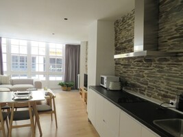 Apartamento familiar | Cocina privada | Frigorífico pequeño, microondas, lavavajillas y máquina de café espresso