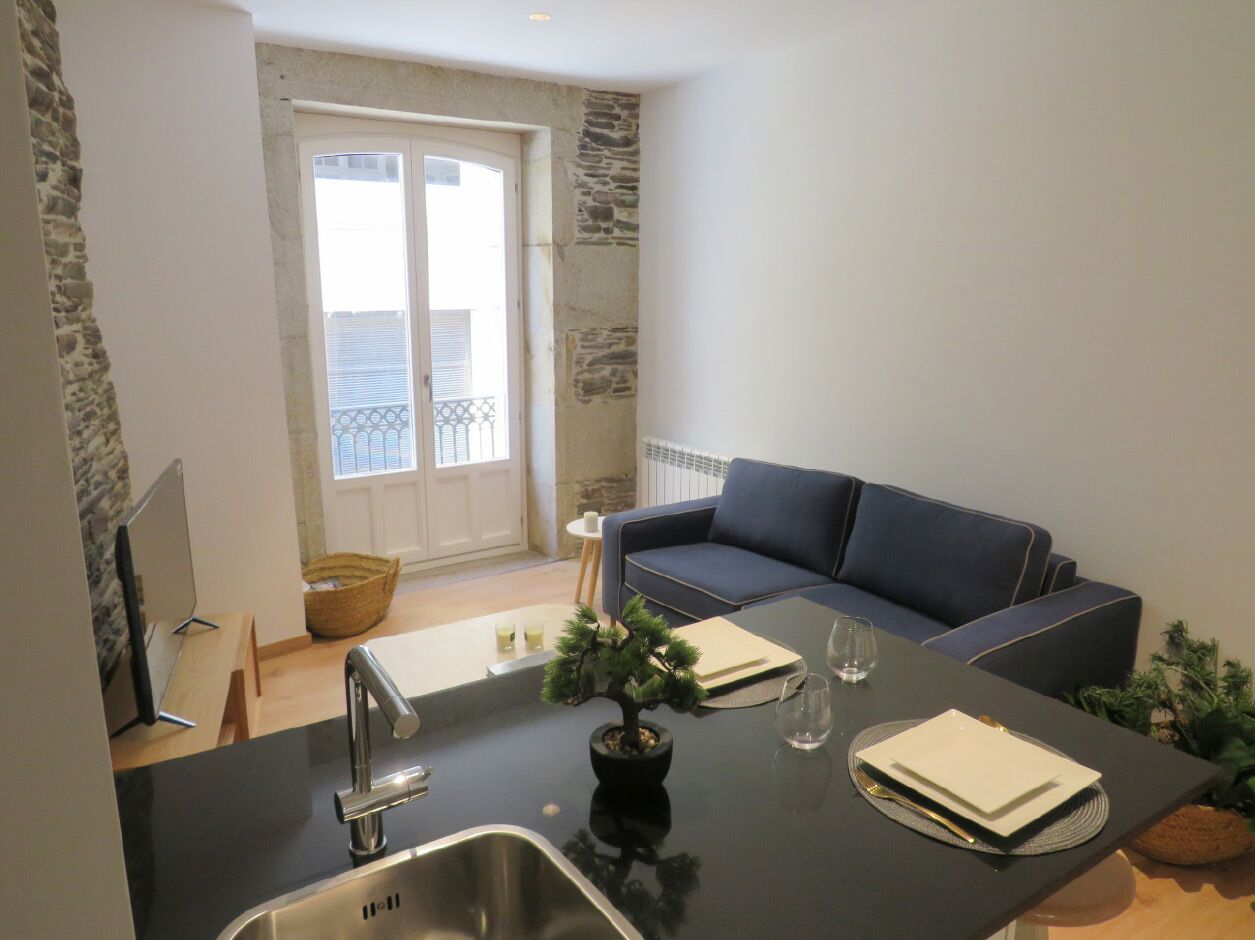 Căn hộ tiện nghi đơn giản | Khu phòng khách | Smart TV 50-inch có truyền hình kỹ thuật số 