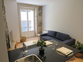 Apartamento Confort | Zona de estar | Smart TV de 50 pulgadas con canales digitales