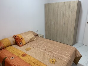 2 室のベッドルーム、旅行用ベビーベッド、WiFi (無料)、ベッドシーツ