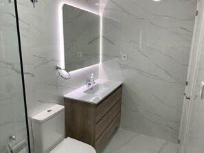 Suihku, pyyhkeet, vessapaperi