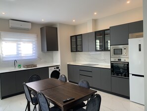 Jääkaappi, mikroaaltouuni, uuni, liesi