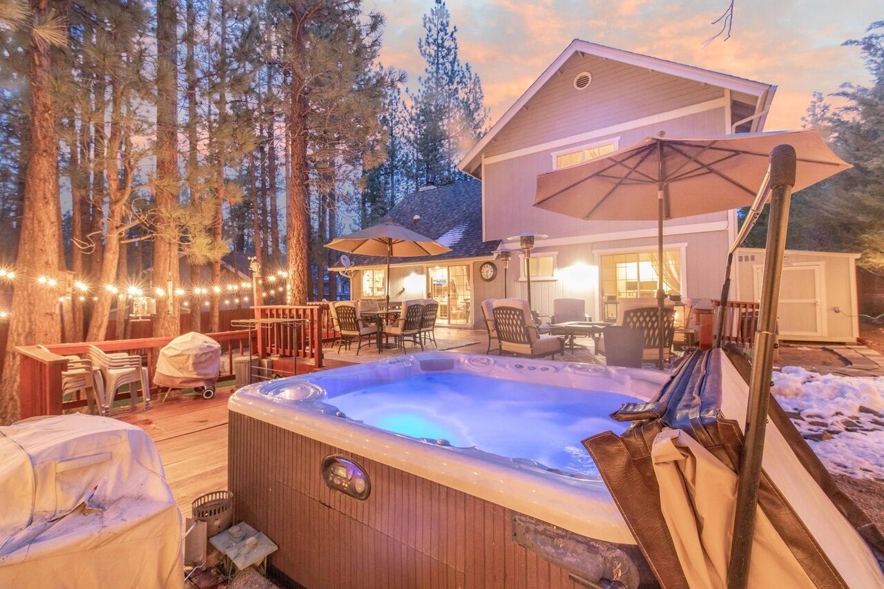 Private hot tub! Great backyard! Adorable 1700 sqft  Game Room