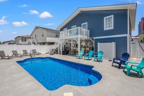 Pool - Cozy 4 bedroom, 2.5 bath home near Cherry Grove North Myrtle Beach. Private pool, no pets (North Myrtle Beach)