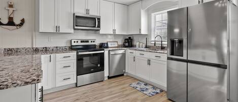 Refrigerador, microondas, horno, placa de cocina