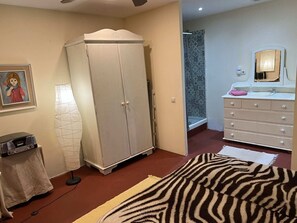 2 室のベッドルーム、アイロン / アイロン台、WiFi (無料)、ベッドシーツ