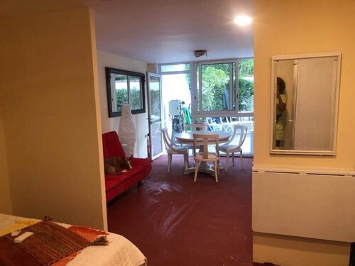 Apartamento Abierto Privado con Patio ,en Chalet de Lujo , Mascotas si