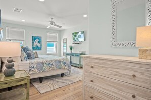 4 habitaciones, escritorio y tabla de planchar con plancha