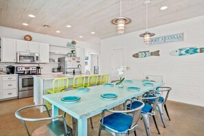 Fridge, microwave, oven, stovetop - `Retreat to Barefoot Bungalow: A Luxurious Getaway in a Tranquil Gated Island Community` (Port Aransas)