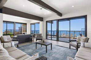 TV - Sea Den - Cozy Coastal Condo Near Beach, Restaurants, Pool, Fun (Solana Beach)